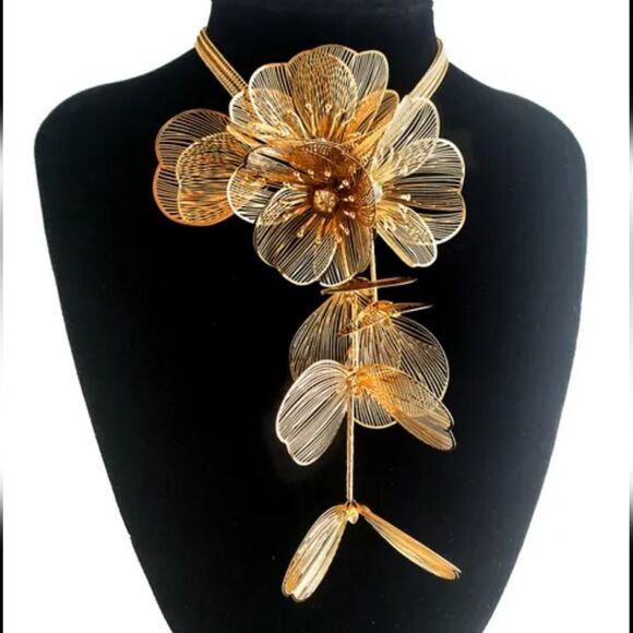 New ZARA cascading flowers golden necklace - Picture 1 of 11